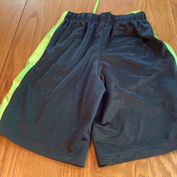 2 pair of Nike Boys shorts. - Picture 5 of 6